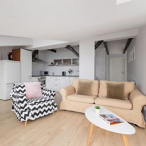 Apartment With 2 Bedrooms And Desks In The Center Of Cracow By Noclegi Renters