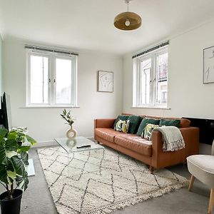 Luxury 2 Bedroom City Centre Apartment - Secure Parking - Amazing Location!