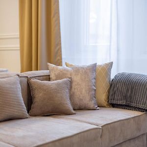 Exclusive & Prestigious Central Residence W/ Balcony