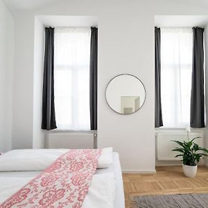 Spacious 2Br Near Attractions By Hm
