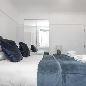 Modern 2 Bed Apartment In Prime Camden Sleeps 6