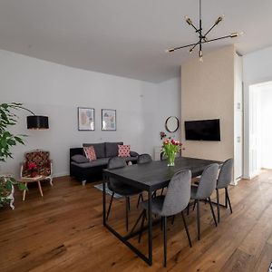 Spacious 2Br By Metro And Center By Hm