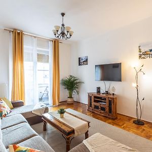 Bright & Spacious Riverside Apartment With Balcony