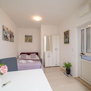 Isaura Apartments