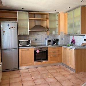 Lovely Spacious 3Br Just Outside Of City Centre