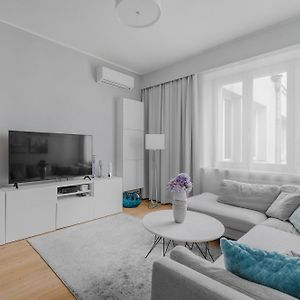 Unitapartament Delux Warszawa Centrum Blisko Plac Zbawiciela Hala Koszyki Metro Politechnika Jest To Elegancki I Wygodny Apartament Na Noclegi I Pobyt W Warszawie - Zapraszamy