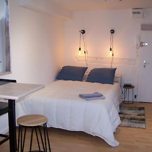 Rennes: Studio 4 Couchages, Proche Commerces, Bus.