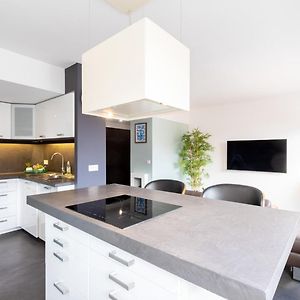 Hypercentre: Apartment Near Station With Parking