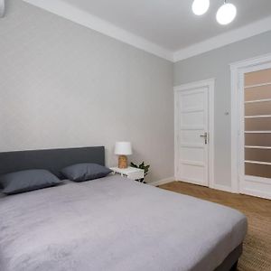 Exquisite Art Deco 2Br Apartment Prime Location