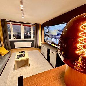 View 3 Fast Wifi 1Gbs 85'Tv Amazontv Hbo Disney+