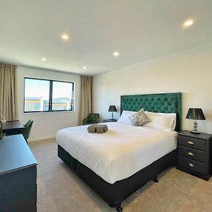 Family Home In Central Auckland With Parking & Heat Pumps