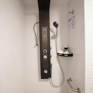 Chambre Lit Queen-Size avec Accès aux Personnes Handicapées