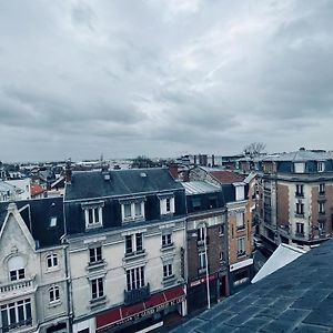 Le Sacré, Au pied de la cathédrale