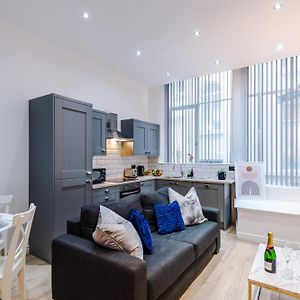 Modern 2-Bedroom Apt In The Heart Of City Centre