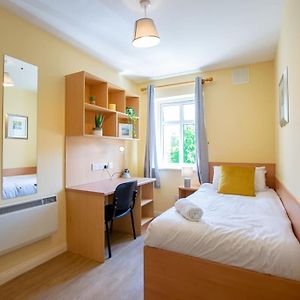 88 - Spacious Townhouse By Shortstays