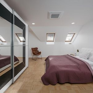 Dot 3 Bdr Apartment With Tyn Cathedral View & Ac