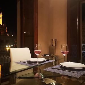 Luxury Apartment With Views To Alcazar, Cathedral And Giralda.