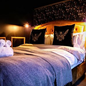The Mad Hatter'S Guestrooms