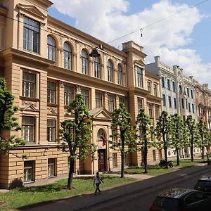 Spacious 3 Room Apartment In Art Nouveau District