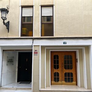 Charming & Spacious Apartment In Historic Centre & Short Walk To Beach