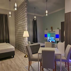 Studio Lit King-Size
