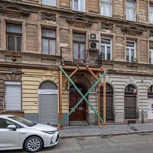 Central And Cute With 3 Rooms And Ac