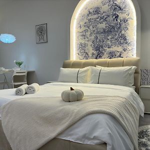 Studio Lit King-Size
