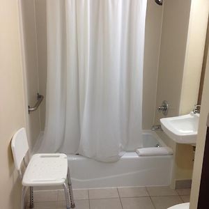 Chambre Lit King-Size avec Accès aux Personnes Handicapées
