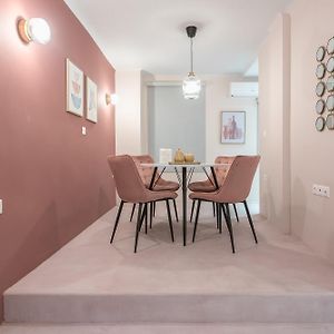 City Center Retreat: Modern Two Bedroom Apartment