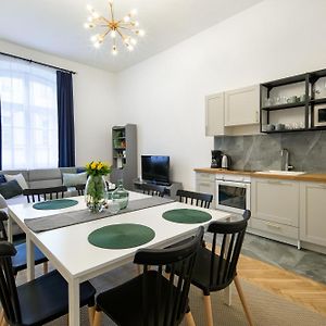 Wawelove Spacious 3 Bedroom Apt 1 Min To Main Sq!