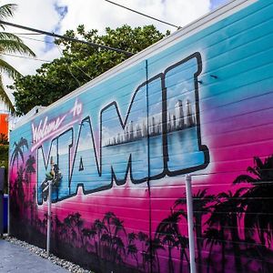 Cozy & Colorful Miami Art Canvas W/Hottub & Murals