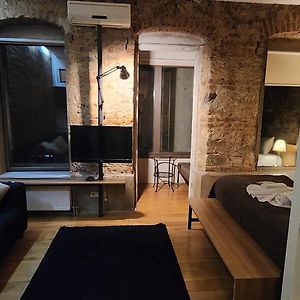 Studio Lit King-Size