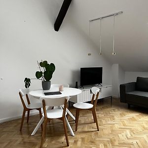 High Standard Room In Jewish District, Apartment Shared With Host