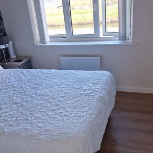 Stunning Canal View 2 Bedroom Home With Free Parking
