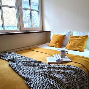 Old Town Charm One Bedroom Spacious Loft Apartment Nearby The Livu Square