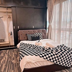 Studio Lit King-Size