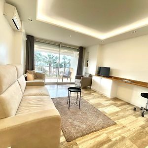Studio Lit King-Size