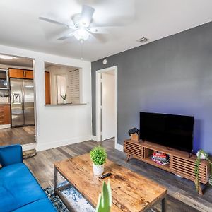 2 Bd Home W/ Private Parking, Private Yard & W/D