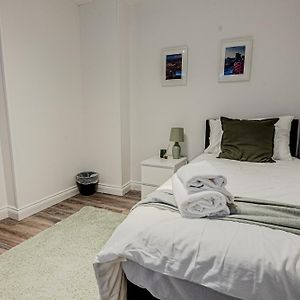 Stunning Three Bedroom Townhouse In The Jewellery Quarter, Birmingham City Centre Sleeps 5- Free Parking