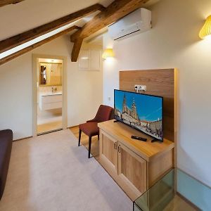 Studio Lit King-Size
