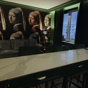 City Center Apartment Near Public Swimming Pool