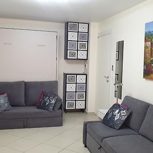 Studio Lit Queen-Size