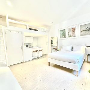Studio Lit King-Size