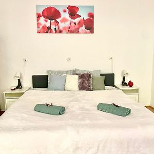 Very Warm Home With Big Bed Near New York Cafe