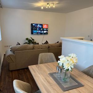 Apt Sleeps 5-Netflix-Parkg-Near City Centre-Etihad-Coop Live
