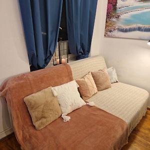 Studio Lit King-Size