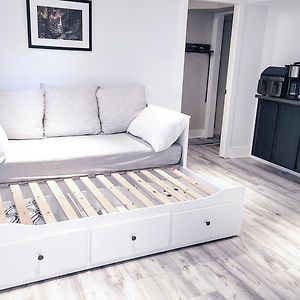 Studio Lit Queen-Size