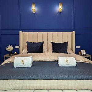 Bella Luna Luxury Suites - Chic Residence In Historic Square
