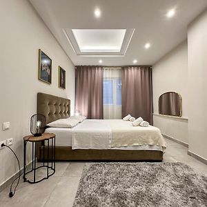 Contemporary & Spacious Renovated Apartment, Dt Syntagma, /Touristic Area