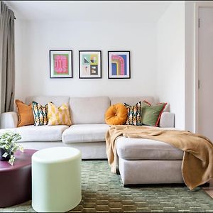 Elegance Retreat - 2 Bed Holiday Home With Parking